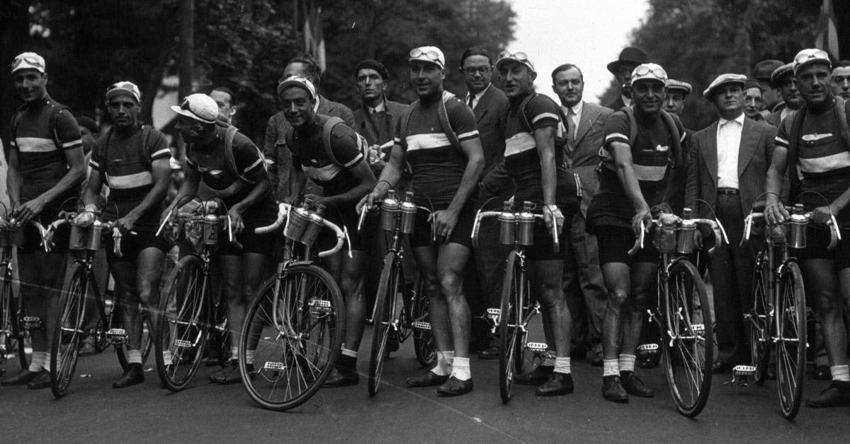 A black and white photo of the Italian team in the 1932 Tour de France. 