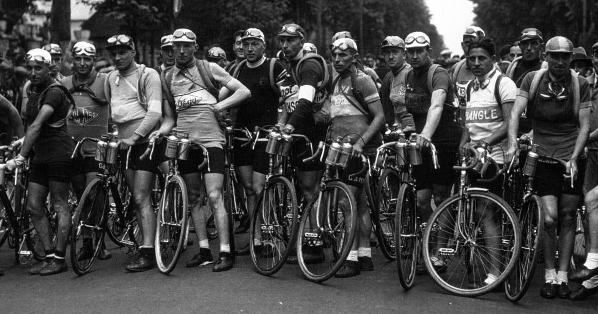 A black and white photo of the competitors in the 1932 Tour de France. 